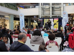 Alışveriş Merkezinde Polislerden Çocuklara Trafik Eğitimi