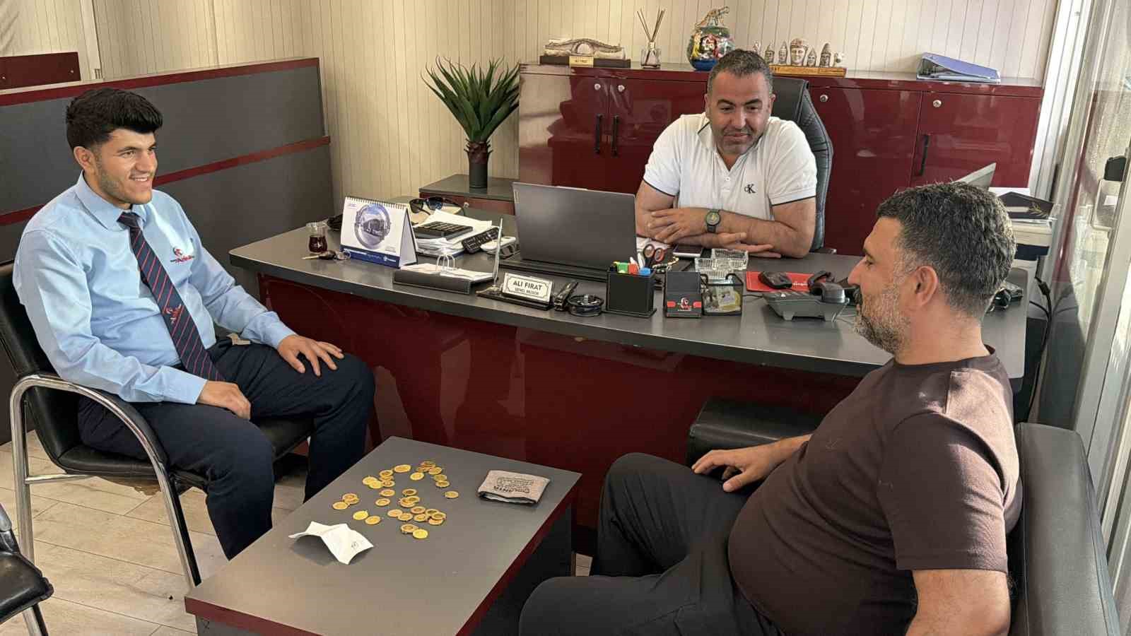 4-bucuk-milyon-tl-degerindeki-altin-ve-ceki-sahibine-ulastirdi