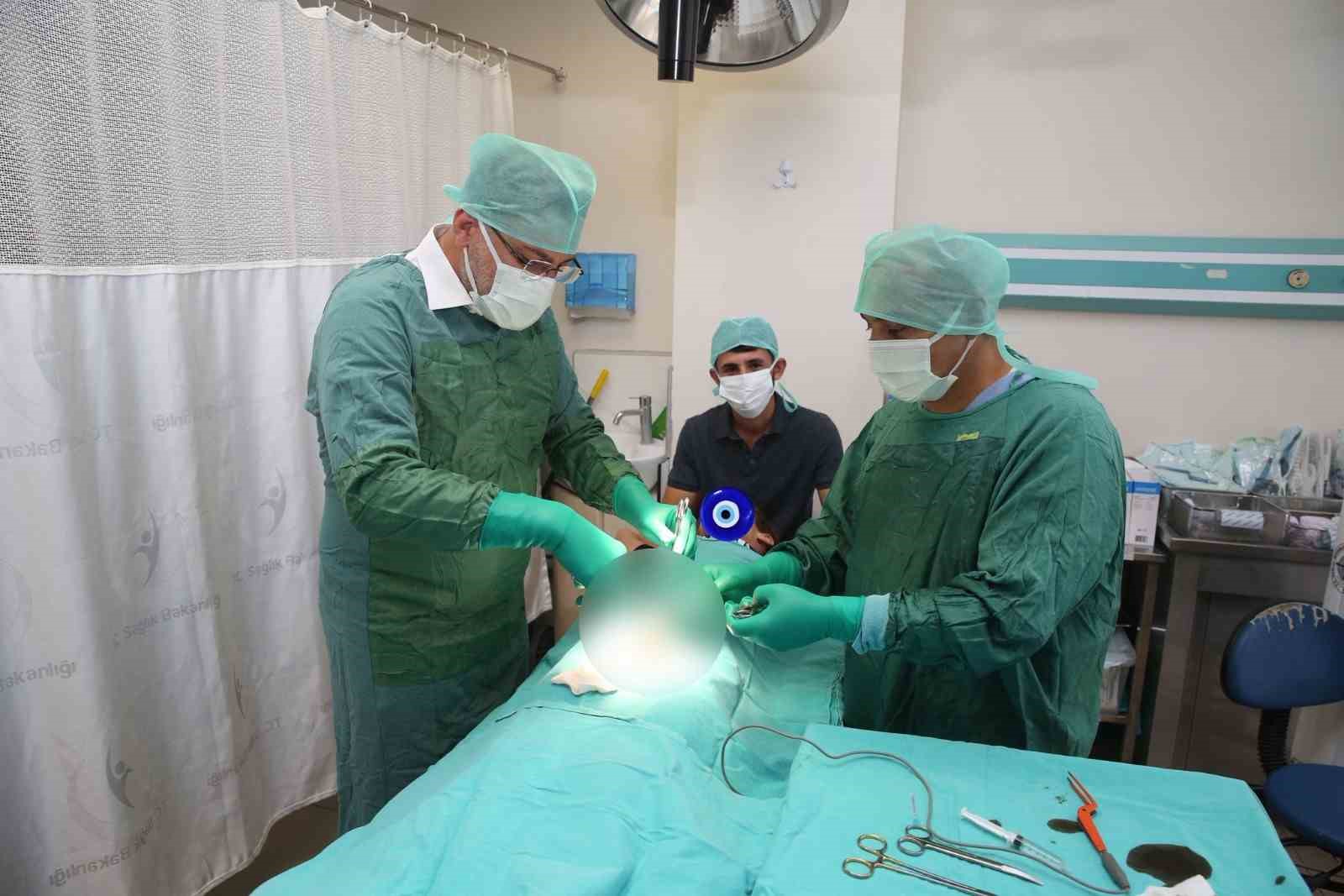 doktor-belediye-baskani-once-cocuklari-eglendirdi-ardindan-sunnet-etti