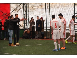 Gözlerini Bağlayıp Görme Engellilerle Maç Yaptılar