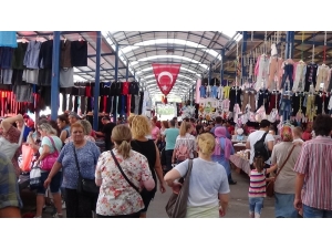 Kadınlar Yüzde 40-70 İndirimlere Dayanamıyor