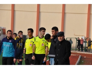 Kırımızı Kart Gören Oyuncunun Su Fırlattığı Hakem Maçı Tatil Etti