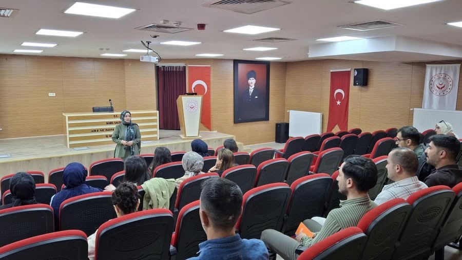 kars-ta-aile-ve-sosyal-hizmetler-personeline-teknoloji-bagimliligi-egitimi