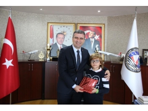 Başkan Cüneyt Yemenici Başarılı Öğrencileri Ödüllendirdi