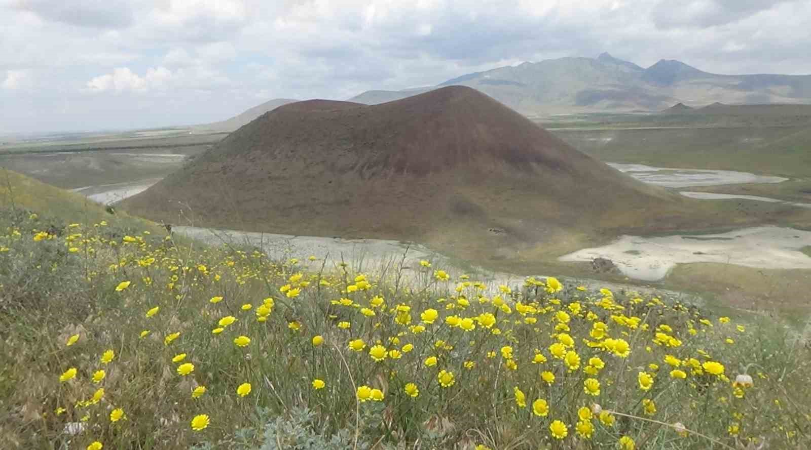 meke-golu-susuz-haliyle-de-ziyaretcilerini-agirlamaya-devam-ediyor