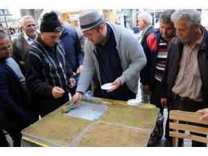 İşleri Rast Giden Gazeteci Vatandaşlara Tatlı İkram Etti