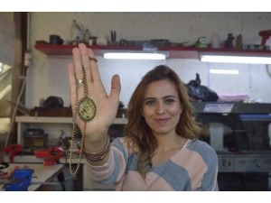 Bebek Ve Çocuk Saçından Kolye Yapıyor