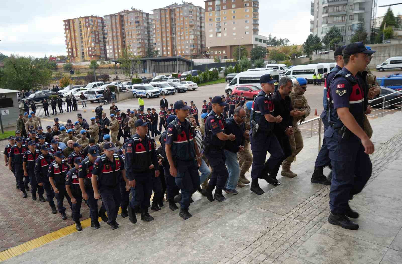 yolsuzluk-sorusturmasinda-aralarinda-2-eski-belediye-baskaninin-da-bulundugu-35-supheli-hakim-karsisinda
