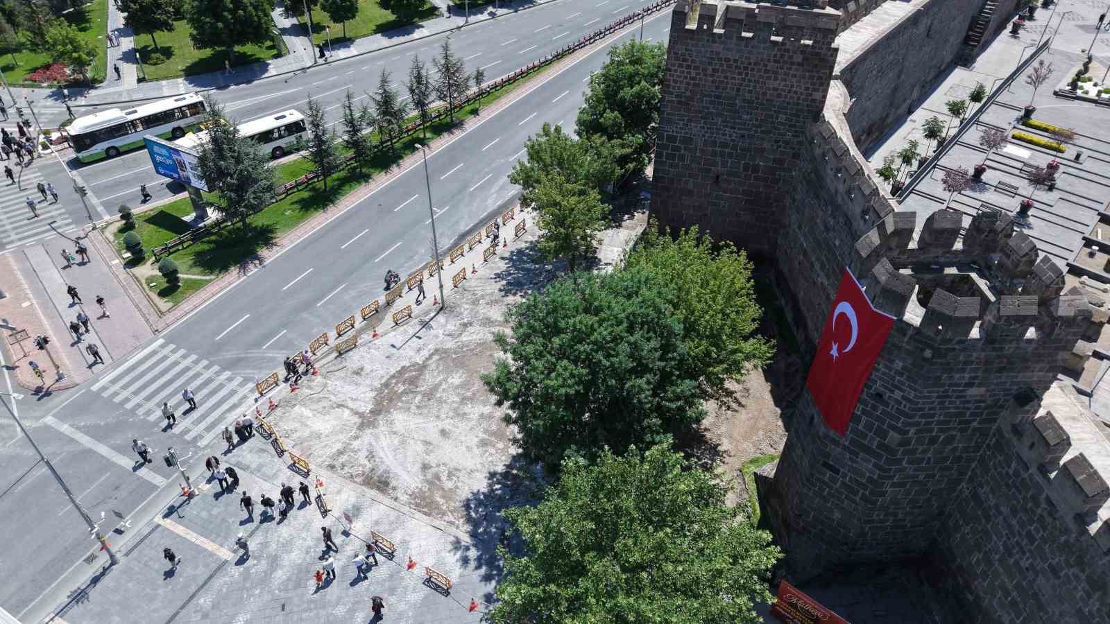 cumhuriyet-meydaninda-yenileme-calismasi-araliksiz-suruyor