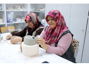 Kadınlar Çamuru Sanata Dönüştürüyor