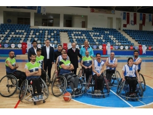 Vali Akbıyık, Engellilerin Basketbol Maçını İzledi