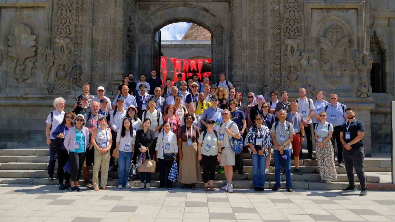 yapay-zeka-caginda-kimya-egitiminin-kalbi-erzurum-da-atti