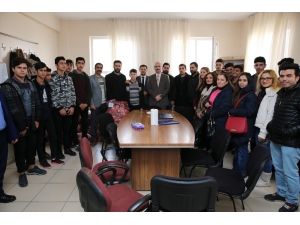 Öğretmen Ve Öğrencilerden Köy Okullarındaki Öğrencilere Yardım