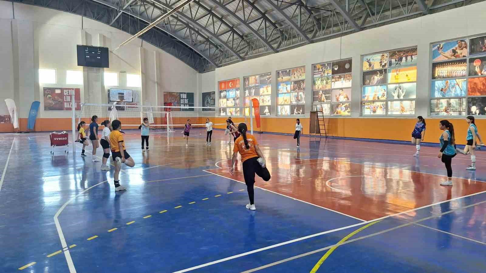 bulanik-ta-voleybol-antrenmanlari-yogun-katilimla-devam-ediyor