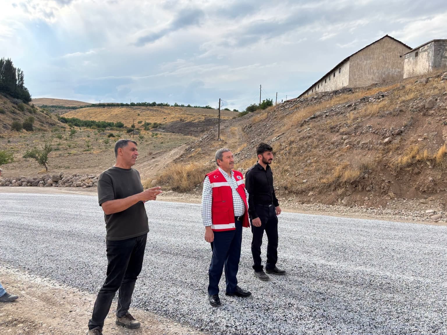darende-de-yol-yapim-calismalari-suruyor