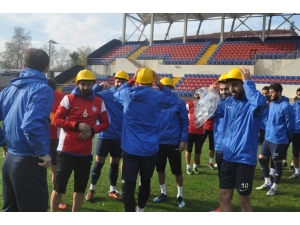 ‘İşçi Milli Takımı’ Antrenmana Madenci Baretiyle Çıktı