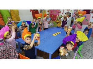 Minik Öğrencilerin Turşu Kurma Heyecanı
