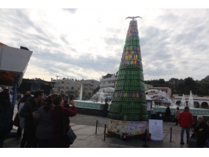 Atık Şişelerden Çam Ağacı Yaptılar