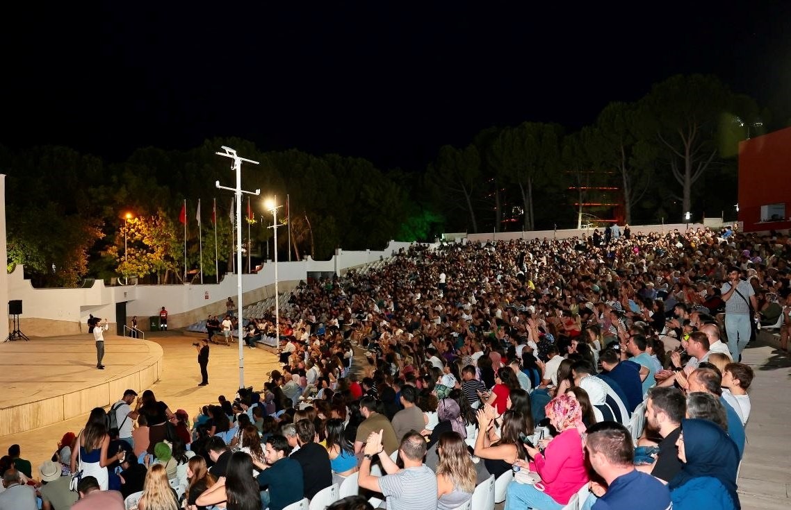 denizli-de-acik-havada-sinemasi-keyfi-basladi