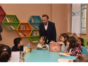 İzmit Belediyesi Mehmetçik İlkokuluna Kütüphane Yaptı