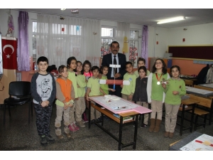 Öğrenciler Sınıfta Model Uçak Yapmayı Öğreniyor