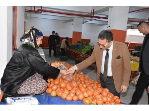 Başkan Saka, Evinin İhtiyaçları İçin Semt Pazarlarını Tercih Ediyor