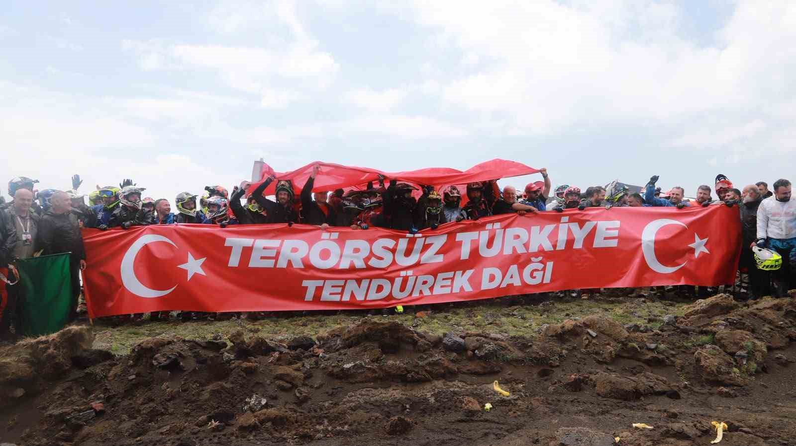 enduro-sampiyonasinin-finali-tendurek-te-terorsuz-turkiye-pankartiyla-basladi