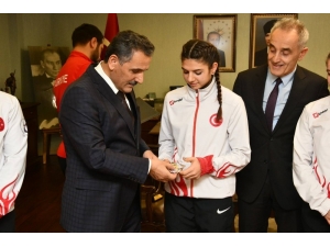 Vali Kaymak’tan Şampiyon Sporculara Altın