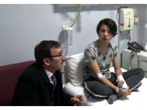 Milli Eğitim Müdüründen Öğrencisine Ziyaret