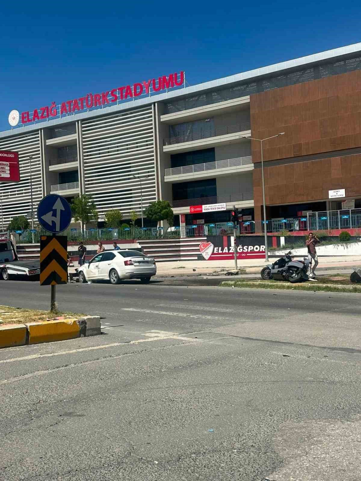 elazig-da-otomobil-ile-motosiklet-carpisti-3-yarali