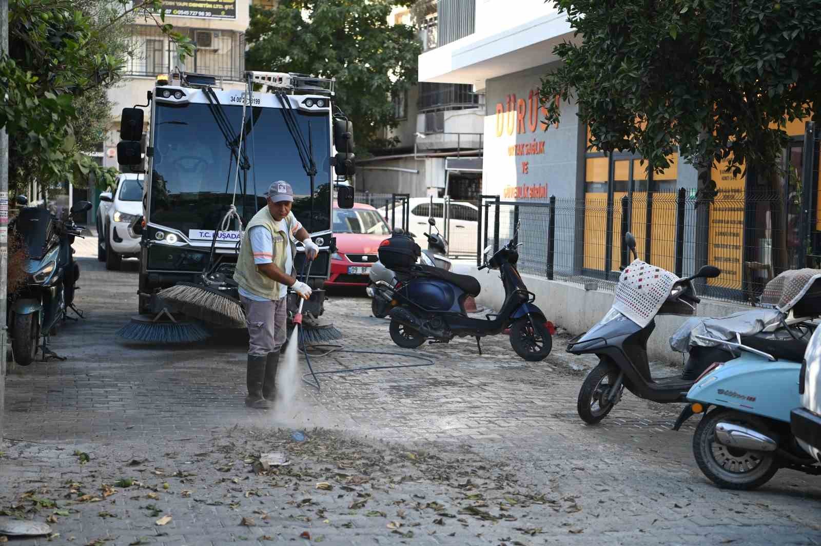 kusadasi-belediyesi-temizlik-ekipleri-calismalarini-surduruyor