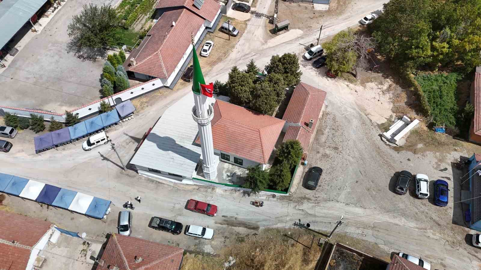 yildirim-dusmesi-sonucu-agir-hasar-alan-cami-el-birligi-icin-onarildi-ibadete-acildi