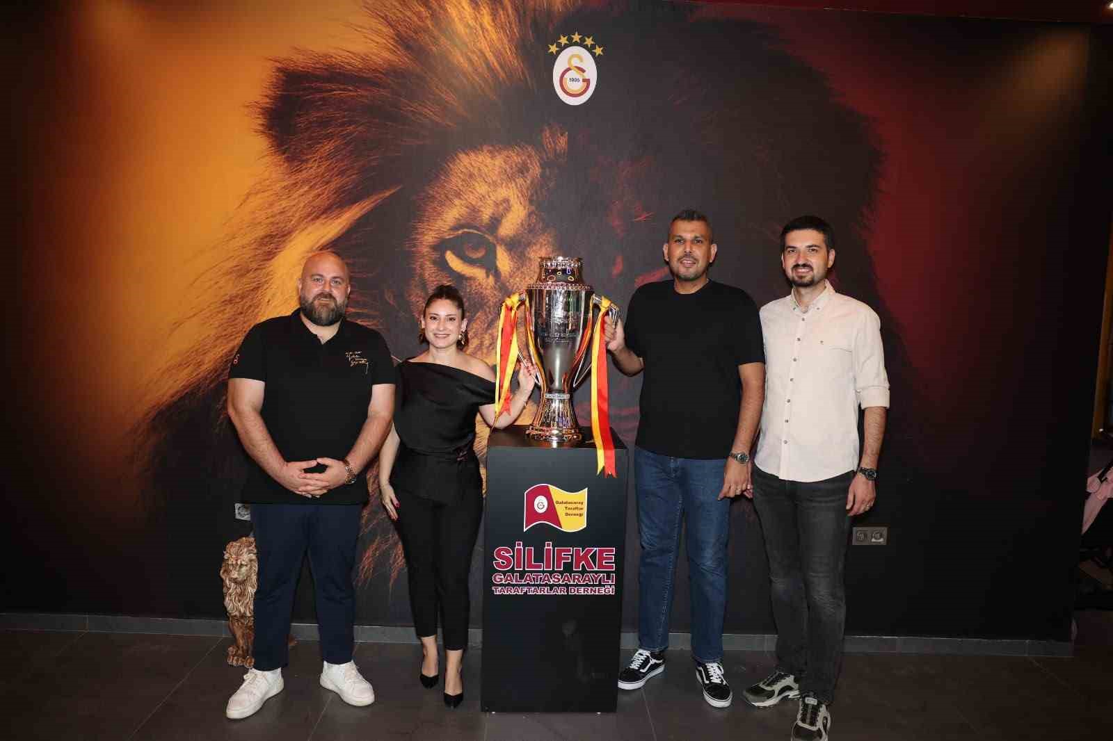 galatasaray-in-sampiyonluk-kupasi-silifke-de-taraftarlarla-bulustu
