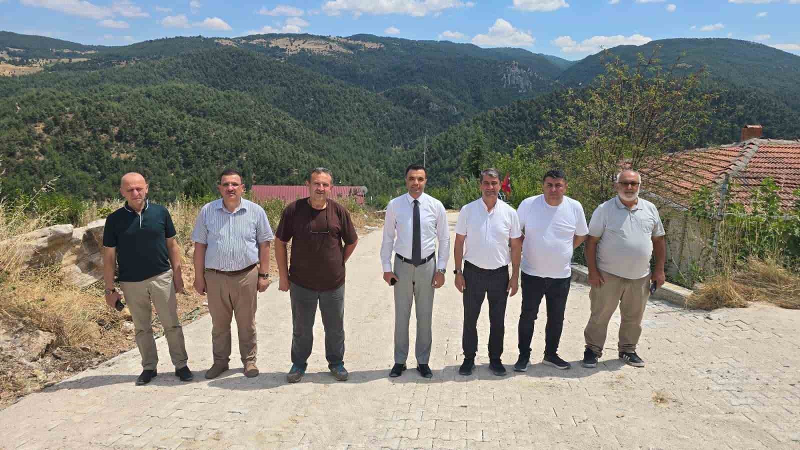 koylerde-parke-tasi-doseme-calismalari-suruyor