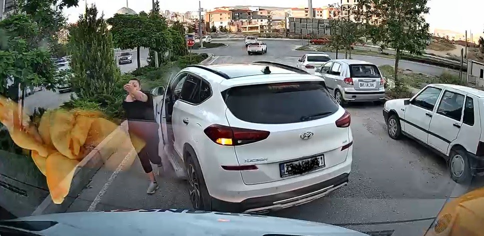 trafikte-yol-kesip-tepki-gosteren-surucu-kamerada