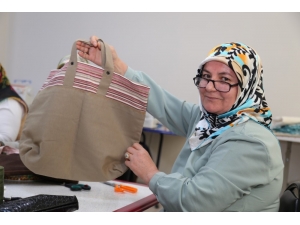 Naylon Poşet Yasağı İçin Kolları Sıvayıp Bez Torba Diktiler