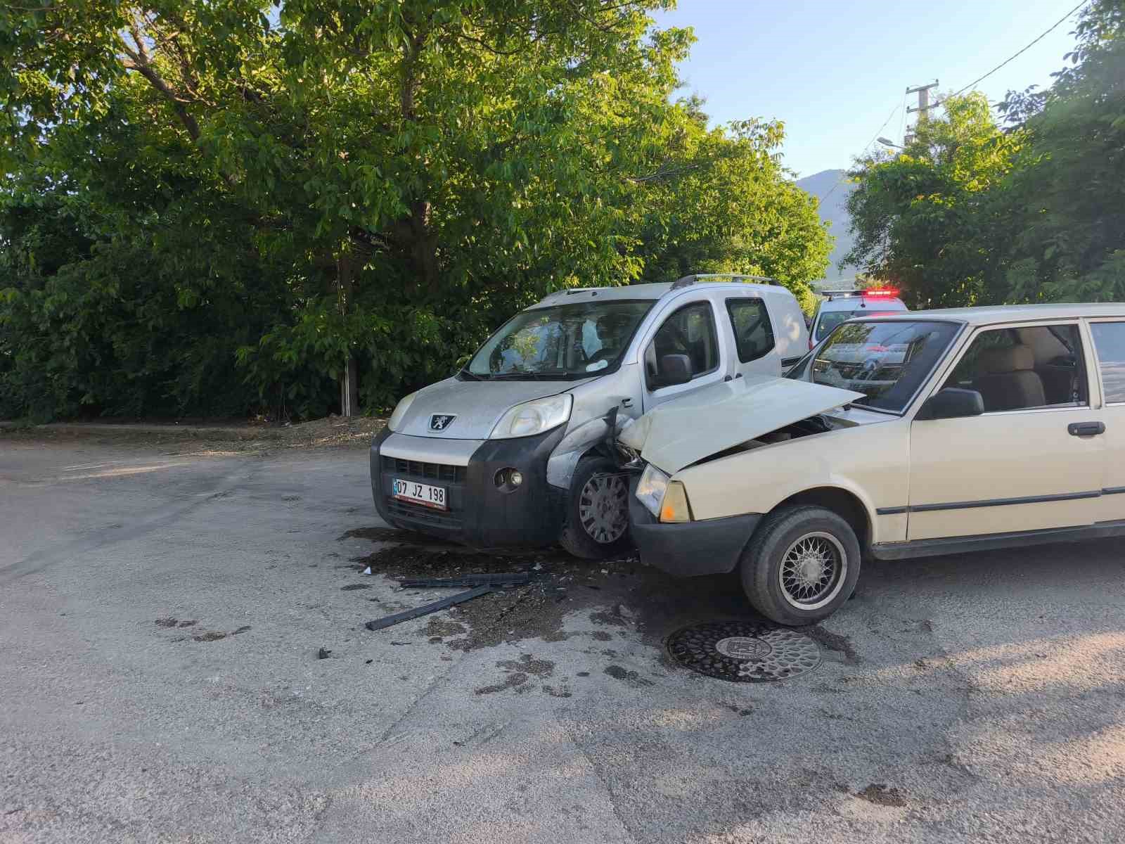 hafif-ticari-arac-otomobille-carpisti-4-yarali
