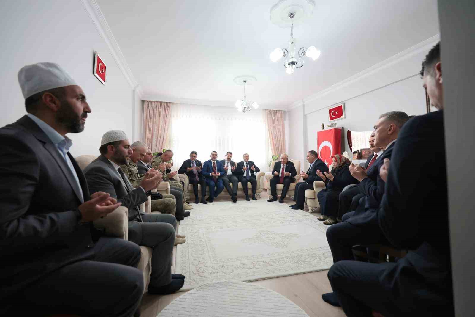 bakan-guler-sehit-jandarma-er-emin-polat-in-baba-ocagini-ziyaret-etti
