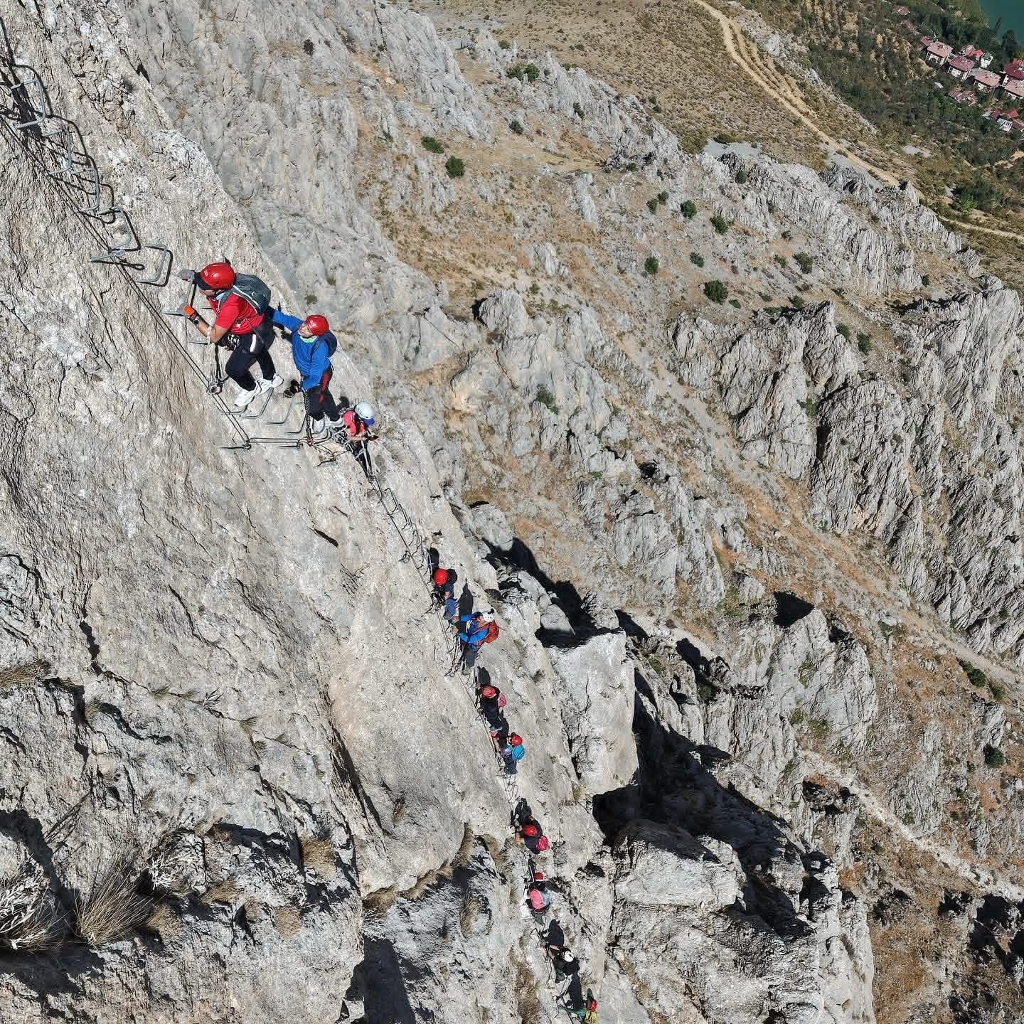 turkiye-de-tek-kemaliye-de-bulunan-via-ferrata-parkuru-adrenalin-tutkunlarinin-rotasi-oldu