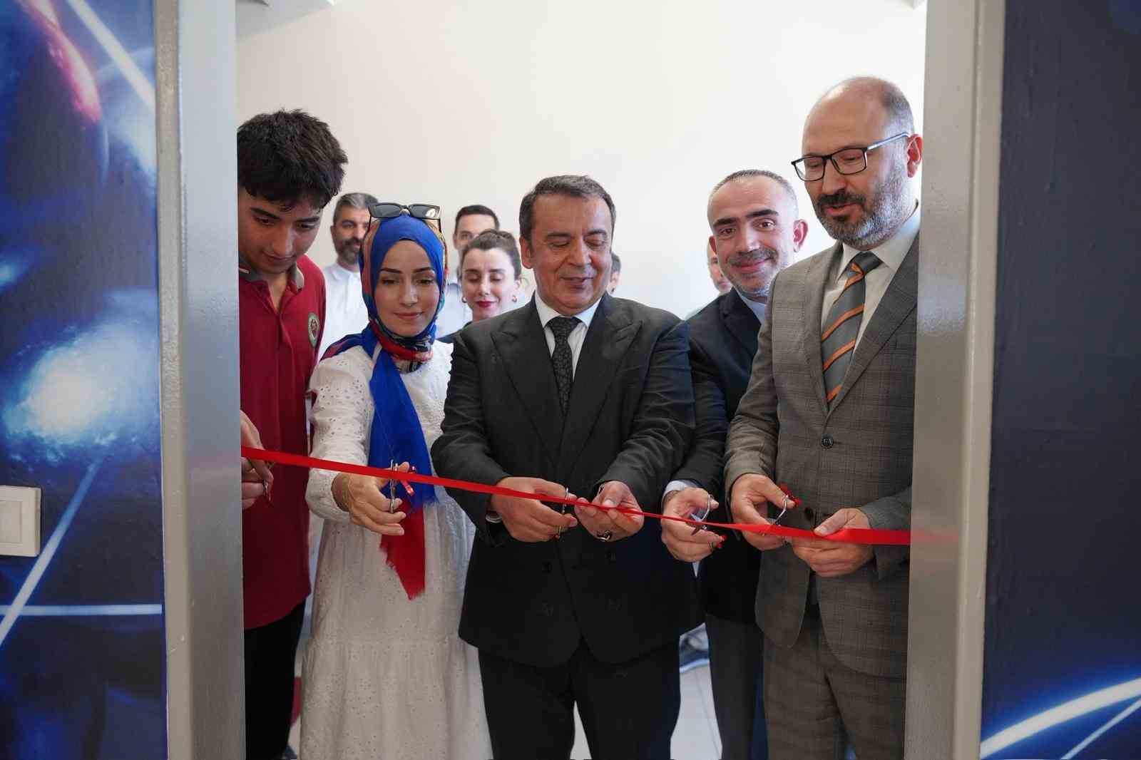 egitime-destek-yenibosna-anadolu-imam-hatip-lisesi-nde-fizik-laboratuvari-acildi