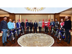 Kocaeli’de Spor Kulüplerine Bisiklet Hediye Edildi