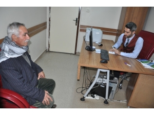 Gündüz Müdürlük Yapıyor, Akşam Hasta Bakıyor