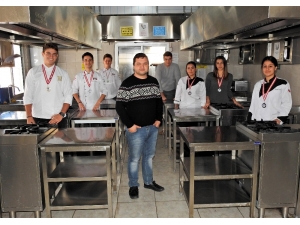 Çeşmeli Öğrencinin Damla Sakızı Ve Arapsaçı İle Yaptığı Karides Yemeği Altın Madalya Kazandı