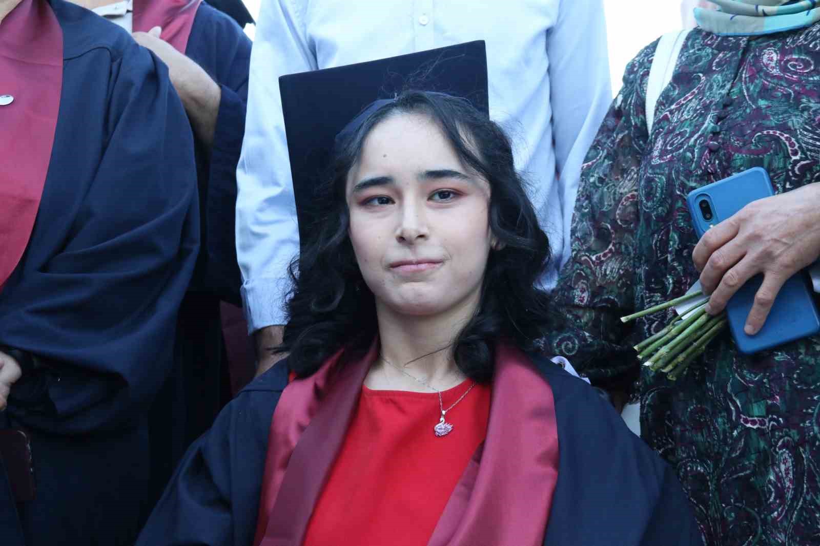 serebral-palsi-hastasi-genc-kiz-ikinci-universitesinden-mezun-oldu