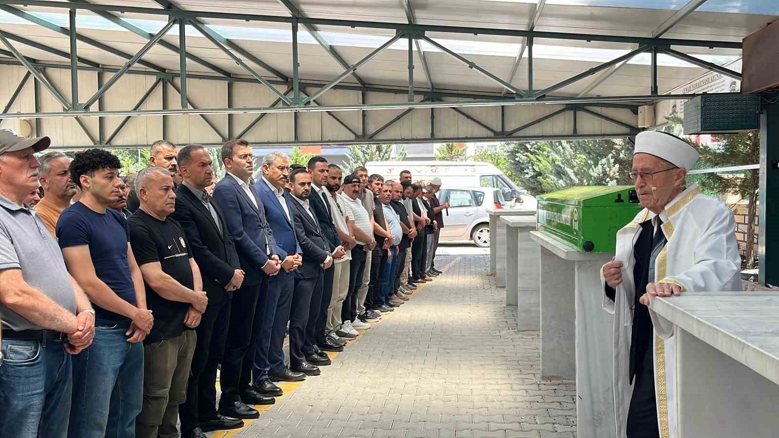 havai-fisek-fabrikasindaki-patlamada-hayatini-kaybeden-isci-son-yolculuguna-ugurlandi
