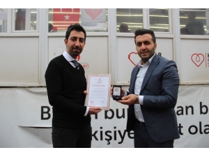 Solhan’da Düzenli Kan Bağışı Yapan 4 Kişi Madalya Verildi