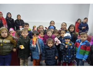 Oyuncaklarını Verdiler, Oyun Biletlerini Aldılar