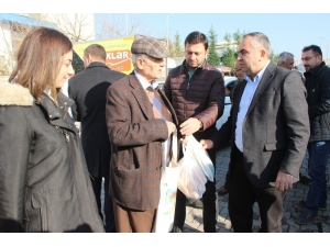 Başkan Ay Pazarda Vatandaşlara Bez Torba Dağıttı
