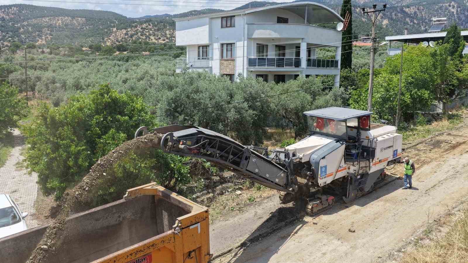 kuyucak-ta-mahalleleri-birbirine-baglayan-yol-yenileniyor