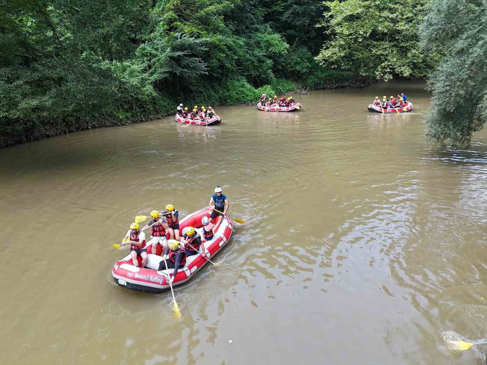 melen-cayi-nda-genclerin-rafting-mesaisi